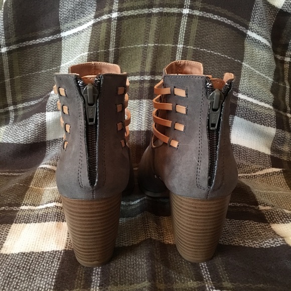 🌼 3/$15 🌼 Plume Grey booties size 6 - Picture 4 of 7